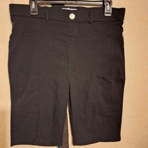 'Thrill Jeans' black shorts with thigh pockets.